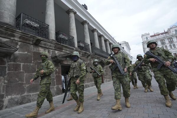 Солдаты патрулируют центр Кито. - Sputnik Азербайджан
