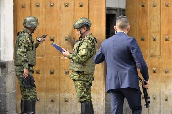 Солдаты патрулируют центр столицы Кито. - Sputnik Азербайджан