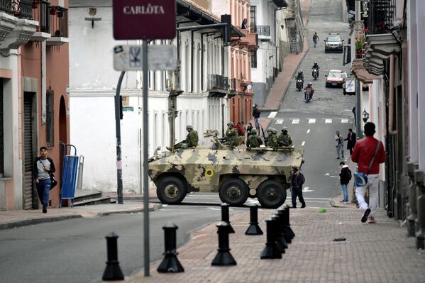 Солдаты на бронетехнике патрулируют исторический центр столицы Кито, 9 января. - Sputnik Азербайджан