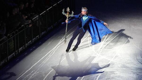  Фигурист Евгений Плющенко в роли Нептуна выступает в новогоднем ледовом шоу - Sputnik Азербайджан