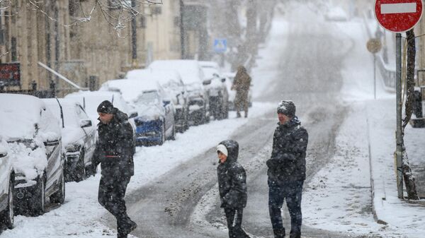 Первый снег в Баку, 14 января 2024 год - Sputnik Азербайджан