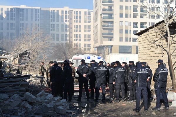 Polis əməkdaşları Bakıda mebel sexində baş verən yanğın yerində. - Sputnik Azərbaycan