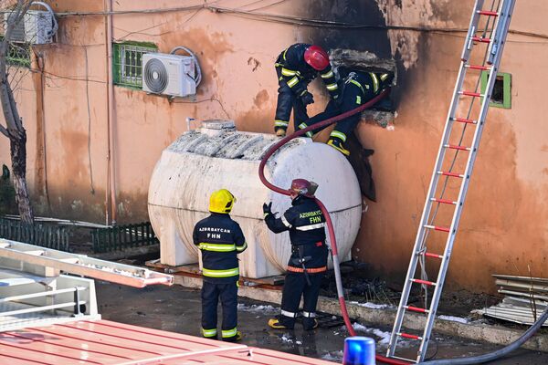 Пожарные работают на месте пожара в мебельном цехе в Баку. - Sputnik Азербайджан