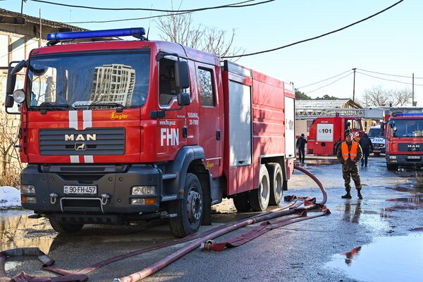 Пожарные работают на месте пожара в мебельном цехе в Баку. - Sputnik Азербайджан