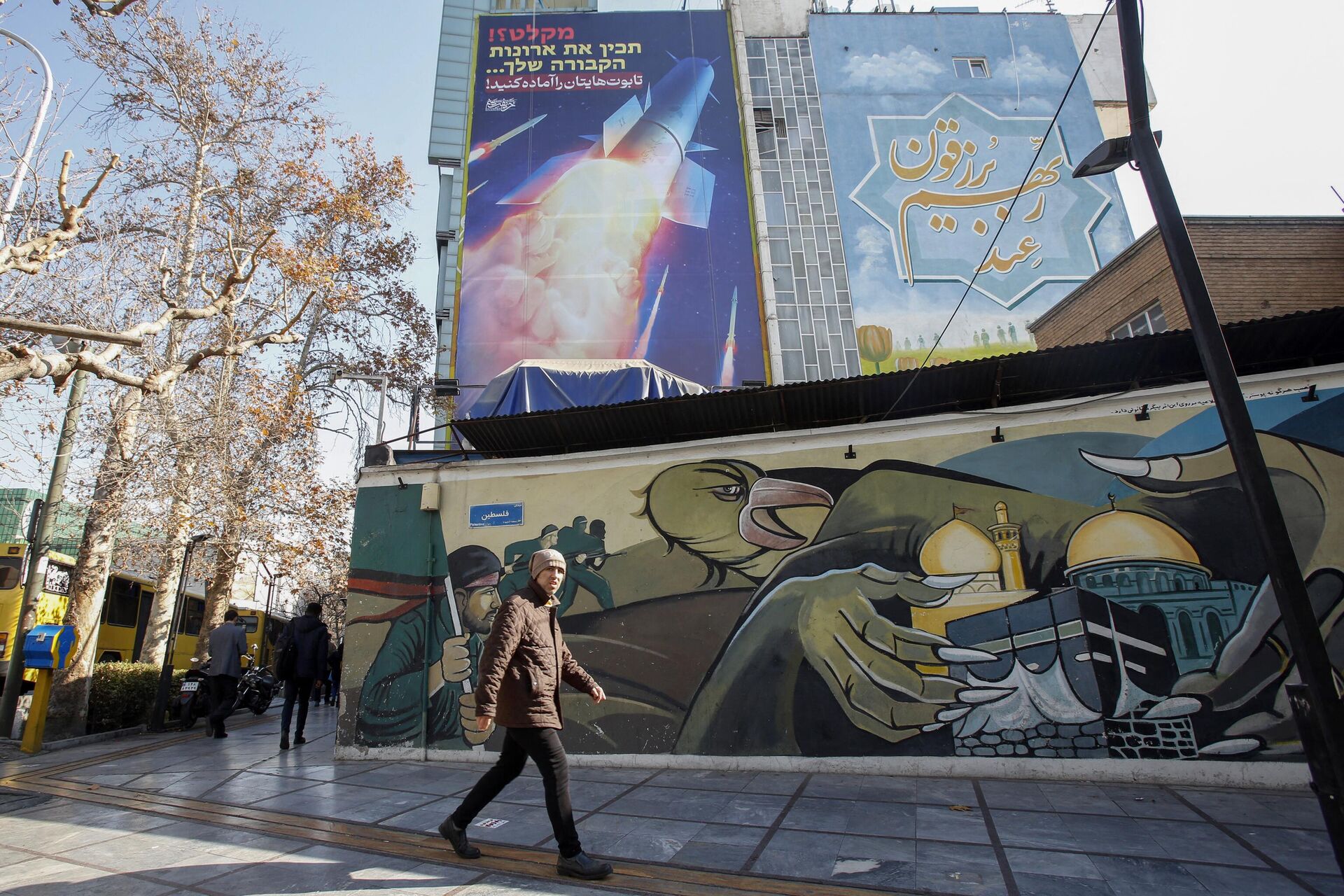 Большой рекламный щит с изображением иранской ракеты с надписью на персидском языке «приготовьте гробы» висит на стене здания в Тегеране - Sputnik Азербайджан, 1920, 16.01.2024