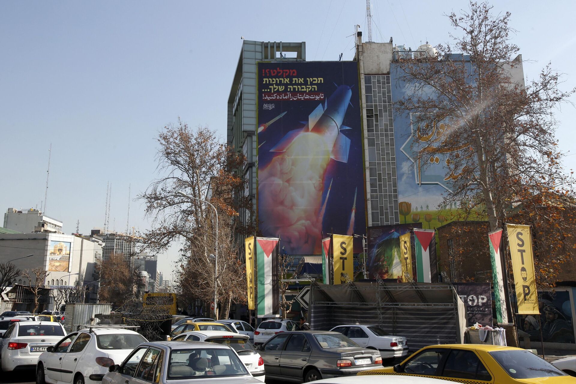 Большой рекламный щит с изображением иранской ракеты с надписью на персидском языке «приготовьте гробы» висит на стене здания в Тегеране - Sputnik Азербайджан, 1920, 16.01.2024