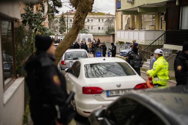 Турецкие полицейские стоят на оцепленной территории возле церкви Санта-Мария в Стамбуле. - Sputnik Азербайджан