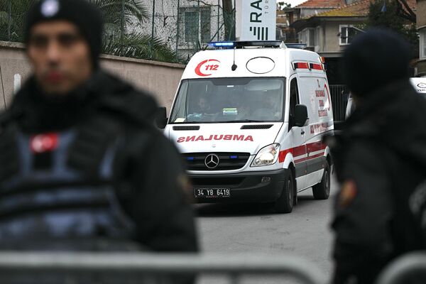 Автомобиль скорой помощи на месте стрельбы возле церкви Санта-Мария в Стамбуле. - Sputnik Азербайджан
