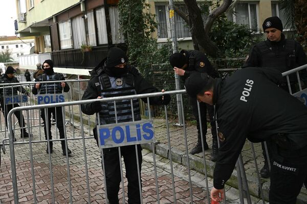 Турецкие полицейские перекрывают улицу возле церкви Санта-Мария после нападения в Стамбуле. - Sputnik Азербайджан