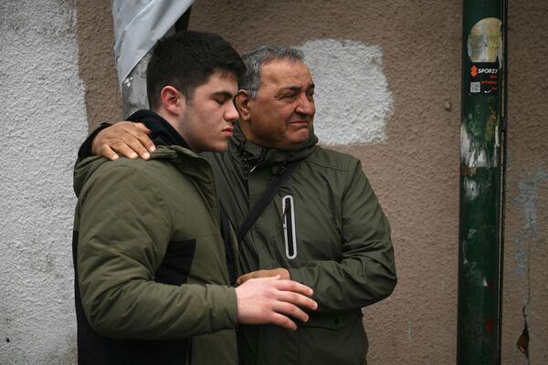 Казим Айдемир (справа), дядя одной из жертв, перед церковью Санта-Мария в Стамбуле. - Sputnik Азербайджан