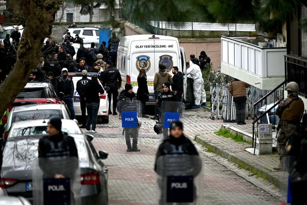 Турецкие судмедэксперты и сотрудники полиции на месте стрельбы возле церкви Санта-Мария в Стамбуле. - Sputnik Азербайджан