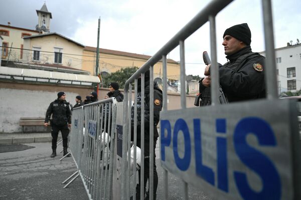 Турецкие полицейские перекрывают улицу возле церкви Санта-Мария после нападения в Стамбуле. - Sputnik Азербайджан
