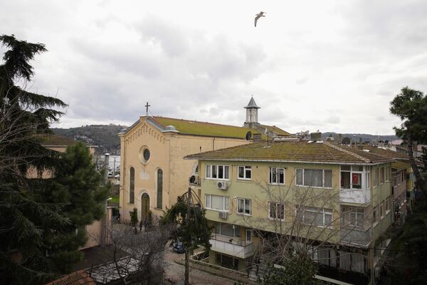 Вид на церковь Санта-Мария в Стамбуле, где накануне произошла стрельба. - Sputnik Азербайджан