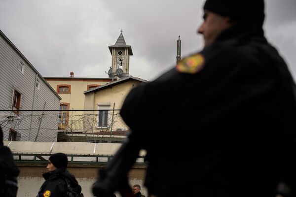 Турецкие полицейские стоят на оцепленной территории возле церкви Санта-Мария в Стамбуле. - Sputnik Азербайджан