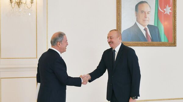 Президент Ильхам Алиев принял делегацию во главе с председателем Комиссии по национальной обороне парламента Турции - Sputnik Азербайджан
