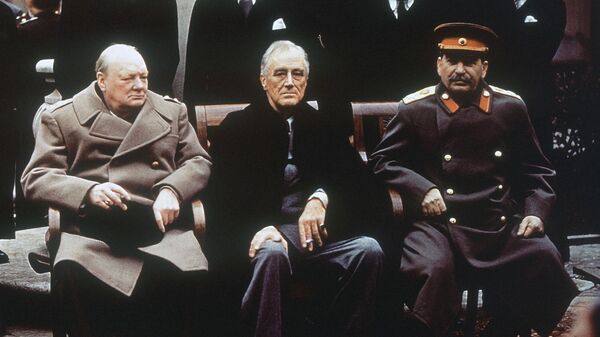 И. В. Сталин, Ф. Д. Рузвельт У. Черчилль в Тегеране - Sputnik Азербайджан