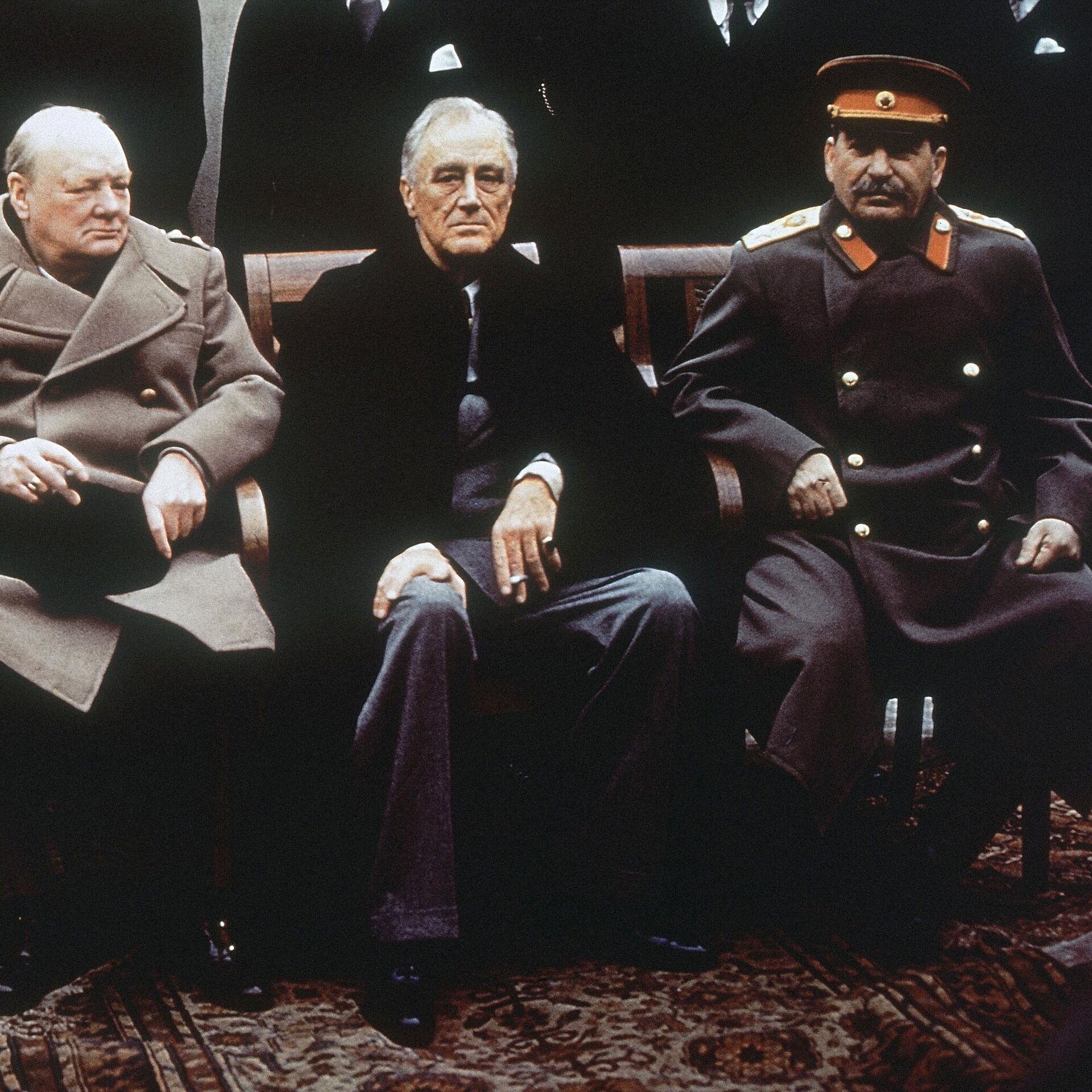 В каком городе крыма состоялись переговоры 1945. Сталин Рузвельт и Черчилль на Ялтинской конференции. Рузвельт Черчилль Сталин конференция Ялта. Большая тройка Сталин Рузвельт Черчилль. Встреча Сталина Рузвельта и Черчилля в Ялте.