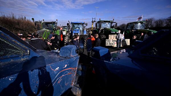 Протестующие стоят рядом с тракторами - Sputnik Azərbaycan