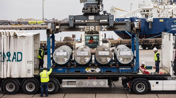 Цистерны с ураном из России загружаются на транспортный грузовик в порту Дюнкерк - Sputnik Азербайджан