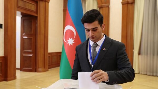 Мужчина голосует на избирательном участке в Ханкенди - Sputnik Азербайджан