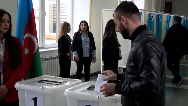За стабильность: как проходит голосование в Баку  - Sputnik Азербайджан