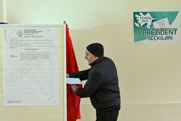 Голосование на выборах президента Азербайджана - Sputnik Азербайджан
