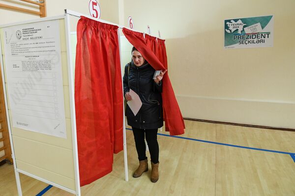 Голосование на выборах президента Азербайджана - Sputnik Азербайджан
