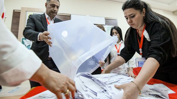 Подсчет голосов на выборах президента Азербайджана - Sputnik Азербайджан