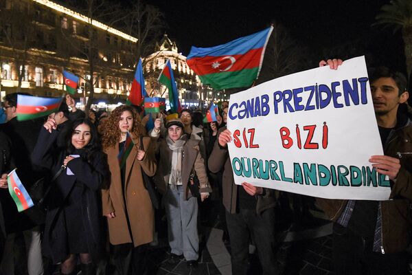 В Баку празднуют победу Ильхама Алиева на президентских выборах. - Sputnik Азербайджан