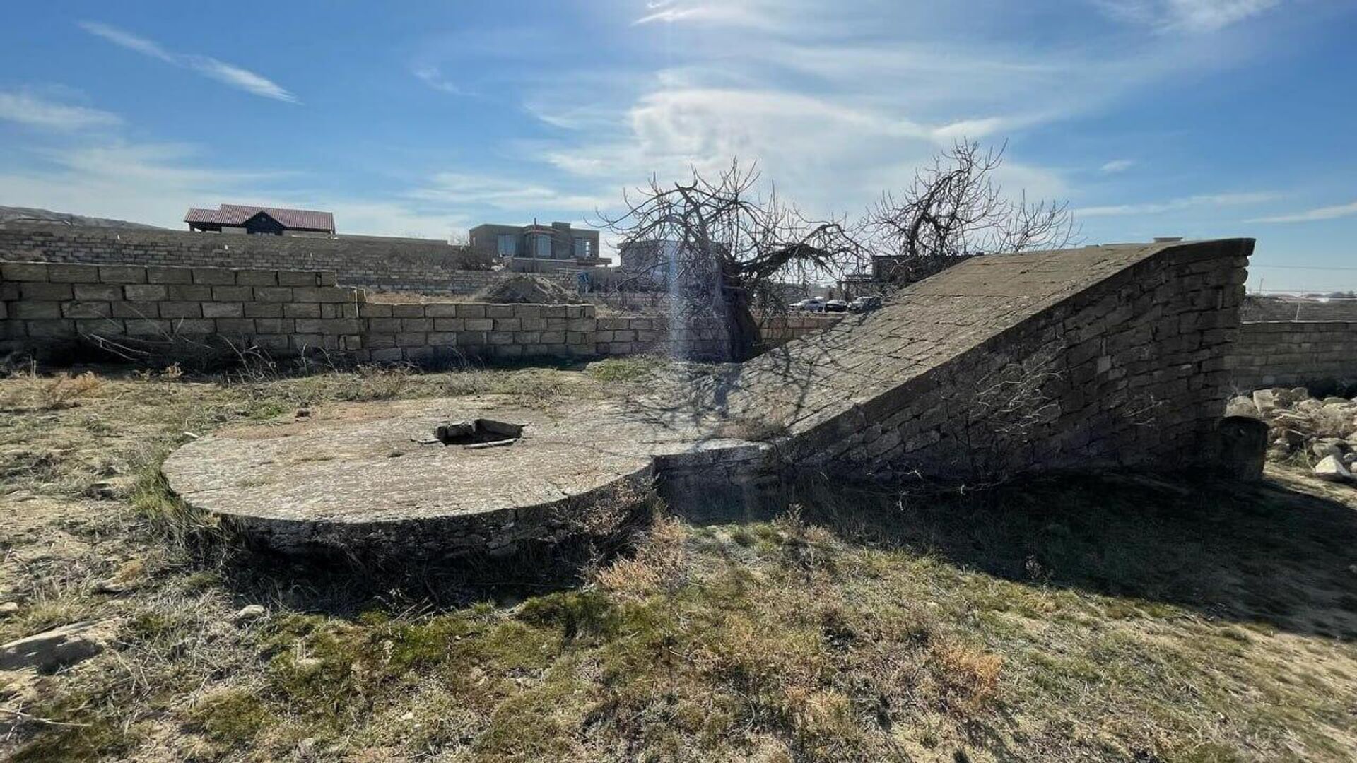 Овданы (древние резервуары по сбору воды), расположенные на территории бакинского поселка Нардаран - Sputnik Азербайджан, 1920, 14.02.2024