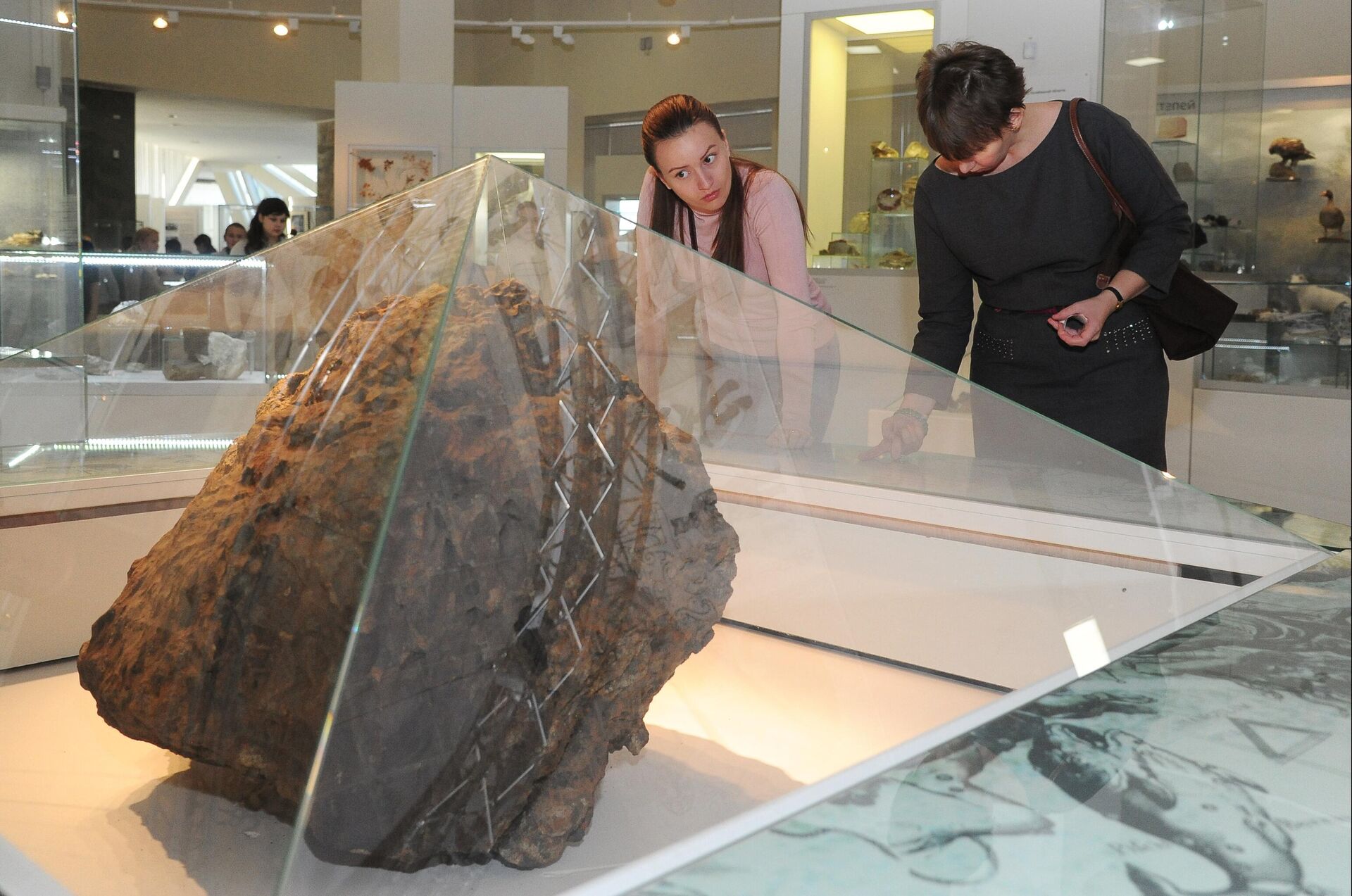 Метеорит Челябинск экспонируется в краеведческом музее Челябинска - Sputnik Azərbaycan, 1920, 14.02.2024