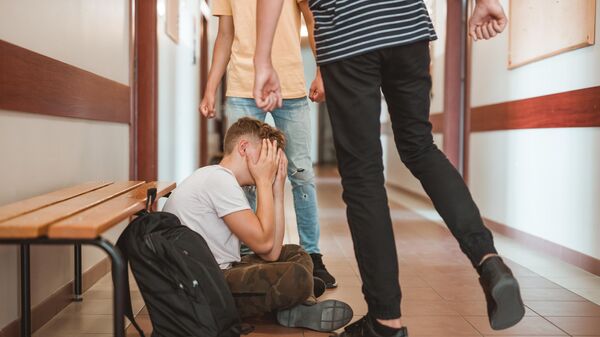 Подростки издеваются над своим одноклассником в школьном коридоре - Sputnik Азербайджан