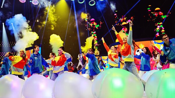 Артисты выступают на церемонии закрытия Всемирного фестиваля молодежи - Sputnik Азербайджан