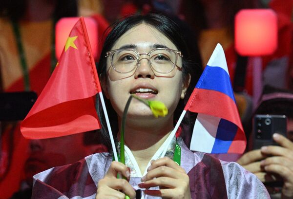 Участница из КНР на церемонии закрытия Всемирного фестиваля молодежи - Sputnik Азербайджан