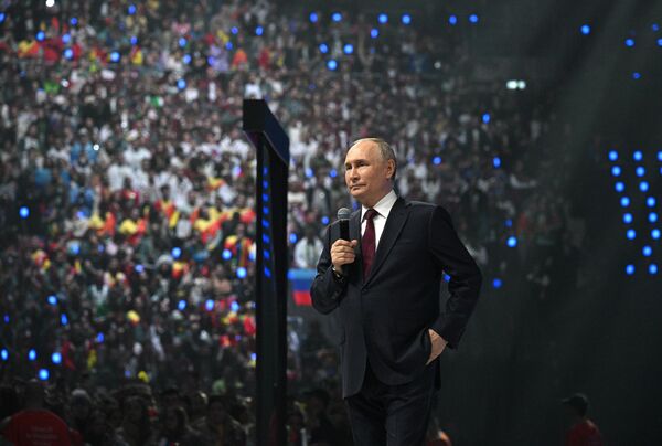 Президент РФ Владимир Путин выступает на церемонии закрытия Всемирного фестиваля молодежи - Sputnik Азербайджан