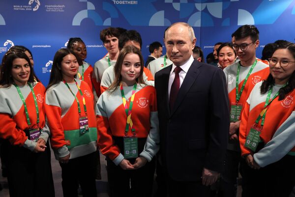 Президент РФ Владимир Путин фотографируется с обучающимися в России иностранными студентами на федеральной территории Сириус - Sputnik Азербайджан