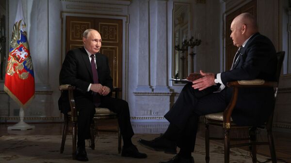 Rusiya prezidenti Vladimir Putin Dmitri Kiselyova müsahibəsi - Sputnik Azərbaycan