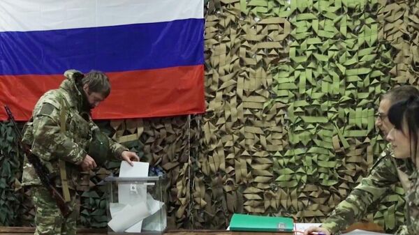Военнослужащий Вооруженных сил РФ голосует на досрочных выборах президента РФ, фото из архива - Sputnik Азербайджан