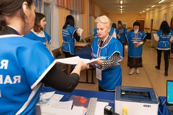 Получение книги списка избирателей сотрудниками участковой избирательной комиссии №42 в городе Петропавловске-Камчатском - Sputnik Азербайджан