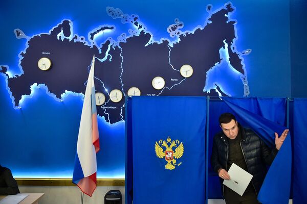 Голосование на выборах президента России в Новосибирске. - Sputnik Азербайджан