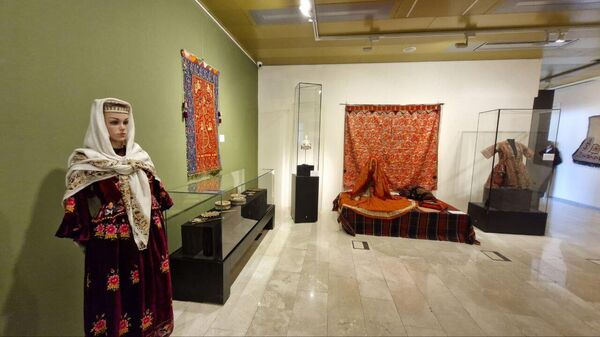 Выставка «Культура одежды и ювелирного искусства тюркских народов»  - Sputnik Азербайджан