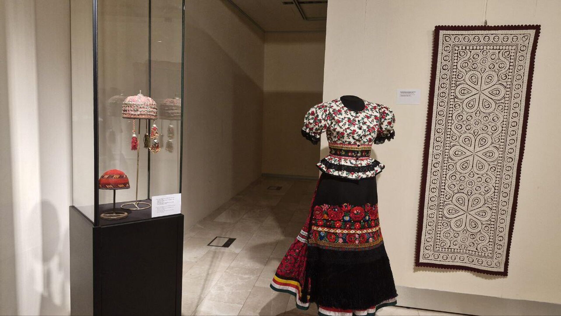 Выставка «Культура одежды и ювелирного искусства тюркских народов»  - Sputnik Азербайджан, 1920, 15.03.2024