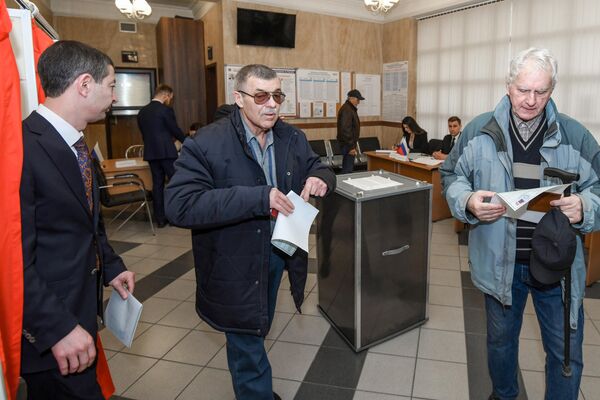 Голосование на выборах президента России в посольстве РФ в Баку. - Sputnik Азербайджан