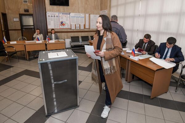 Голосование на выборах президента России в посольстве РФ в Баку. - Sputnik Азербайджан