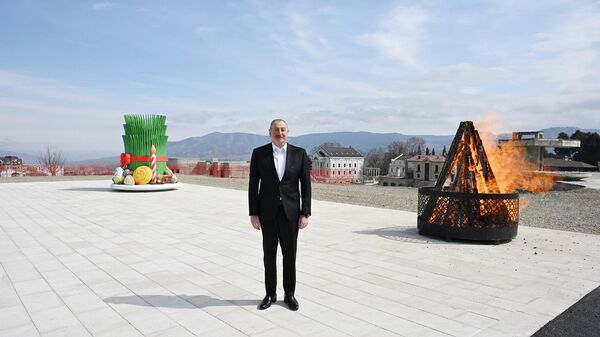 Prezident İlham Əliyev Xankəndi şəhərində Novruz tonqalını alovlandırıb - Sputnik Azərbaycan