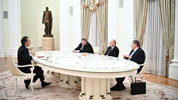 Президент РФ Владимир Путин и председатель Коллегии Евразийской экономической комиссии Бакытжан Сагинтаев - Sputnik Азербайджан