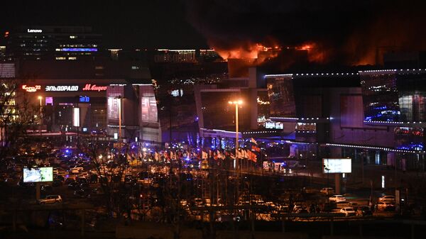 Возгорание в концертном зале Крокус Сити Холл в Москве, где произошла стрельба - Sputnik Azərbaycan
