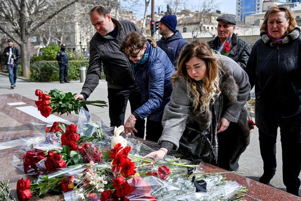 В Баку чтят память жертв теракта в &quot;Крокус Сити Холл&quot;. - Sputnik Азербайджан