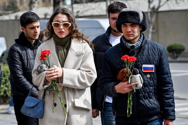В Баку чтят память жертв теракта в &quot;Крокус Сити Холл&quot;. - Sputnik Азербайджан