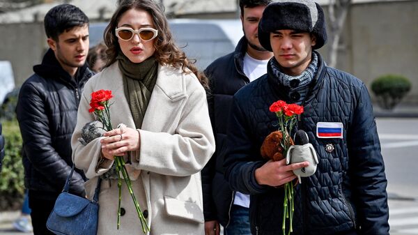 В Баку чтят память жертв теракта в Крокус Сити Холл - Sputnik Азербайджан
